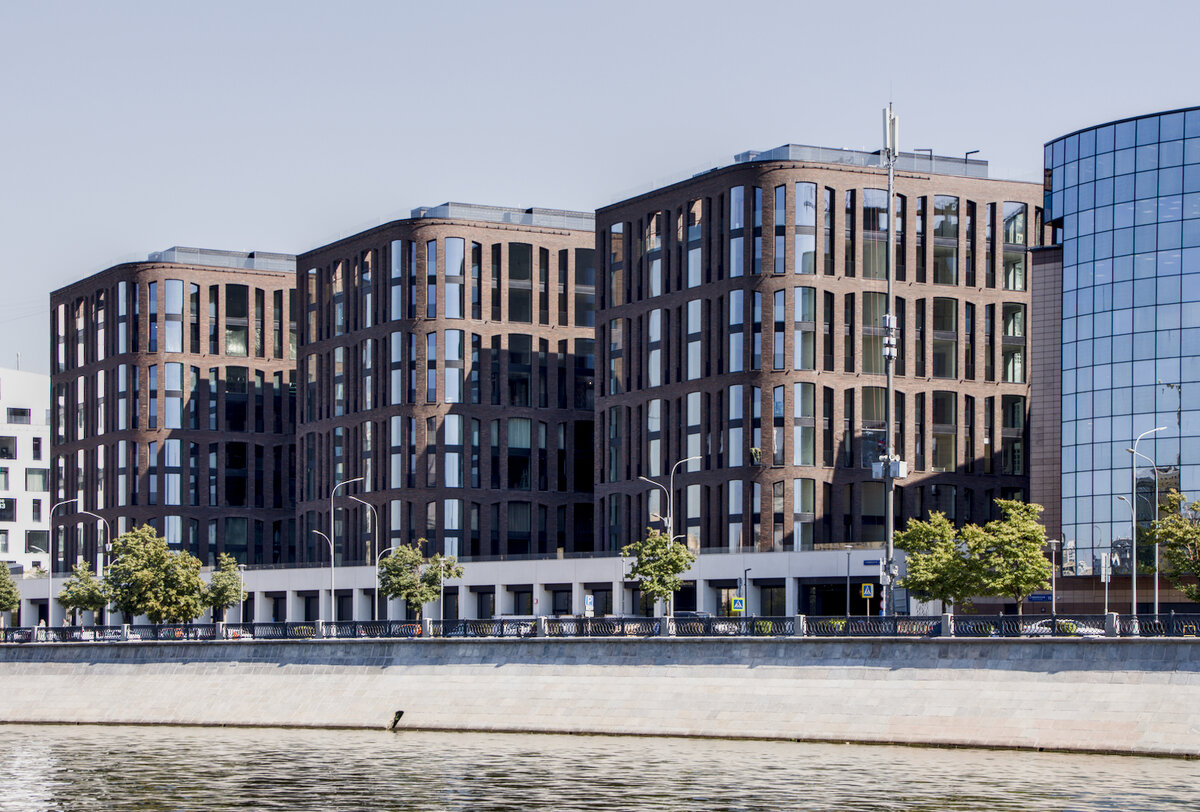 Судя по картам - три здания, это "Savin River Residence" на Саввинской набережной 