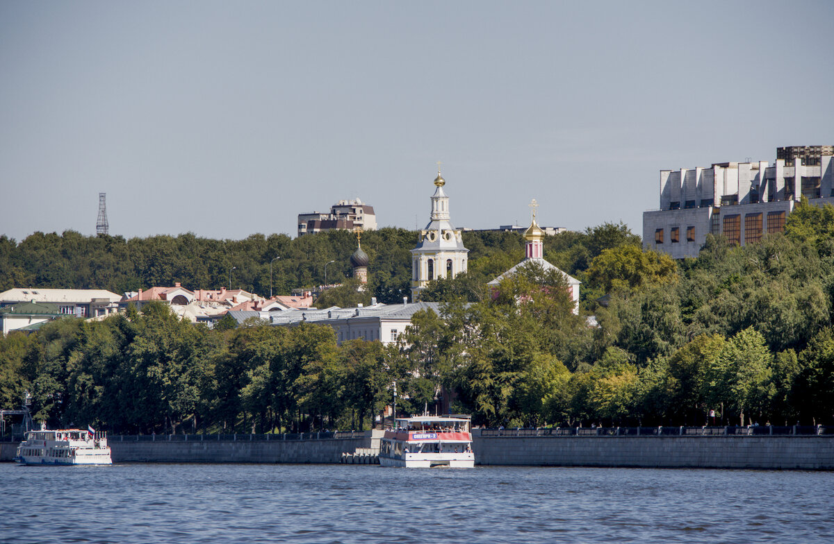 От стрелки по правому берегу москвы реки