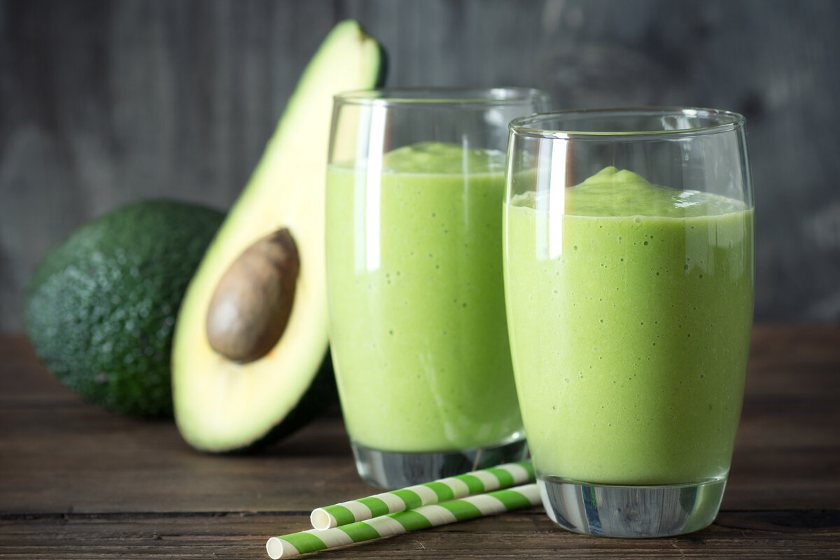    Сливочный смузи с авокадо — отличный завтрак перед тренировкой с отягощениями.Фото: Shutterstock.com