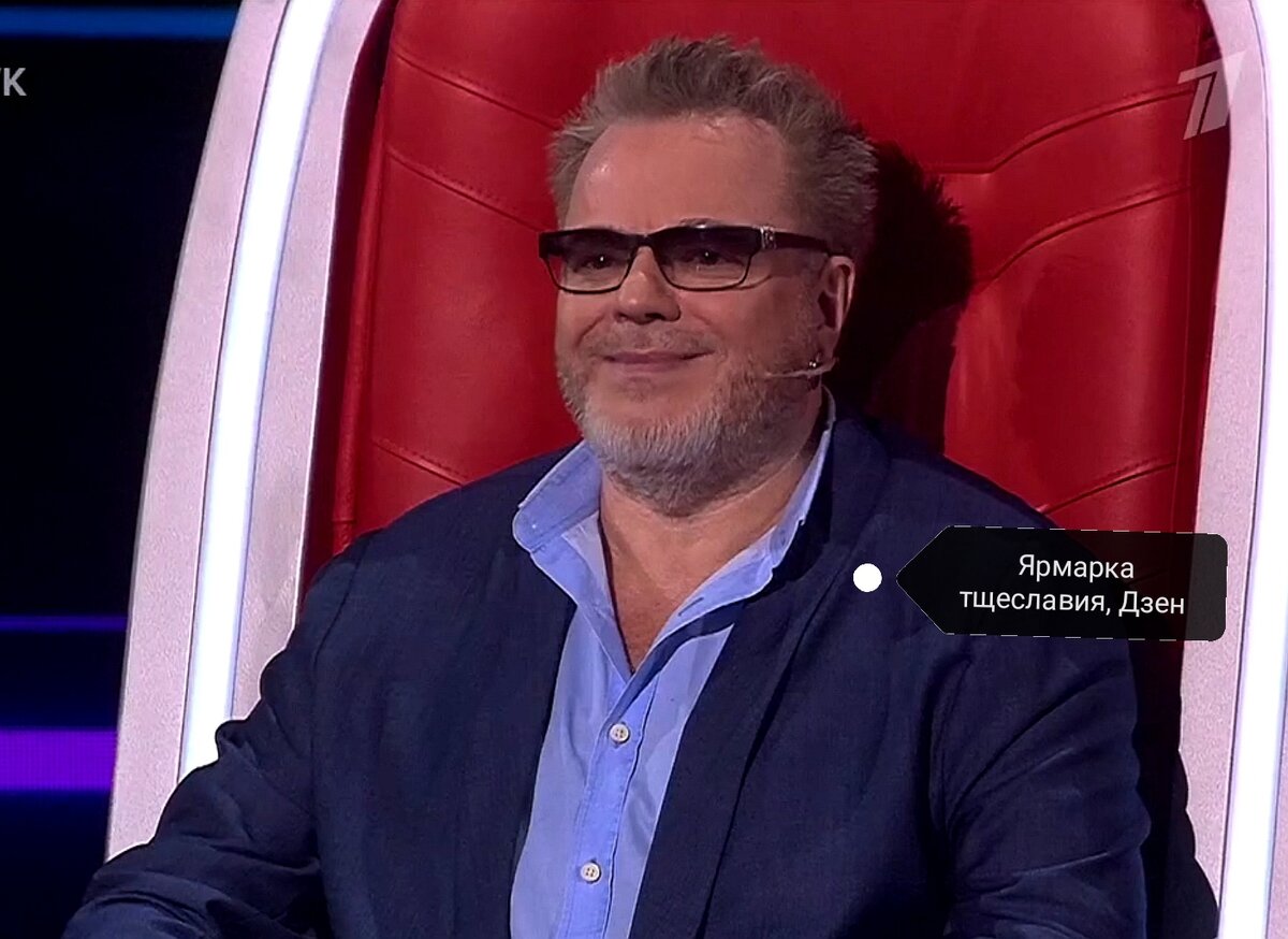 Ребенок подслушивает. Ребенок слушает. Слушать 8 внимательных. Ребенок прислушивается. Дети слушают музыку.