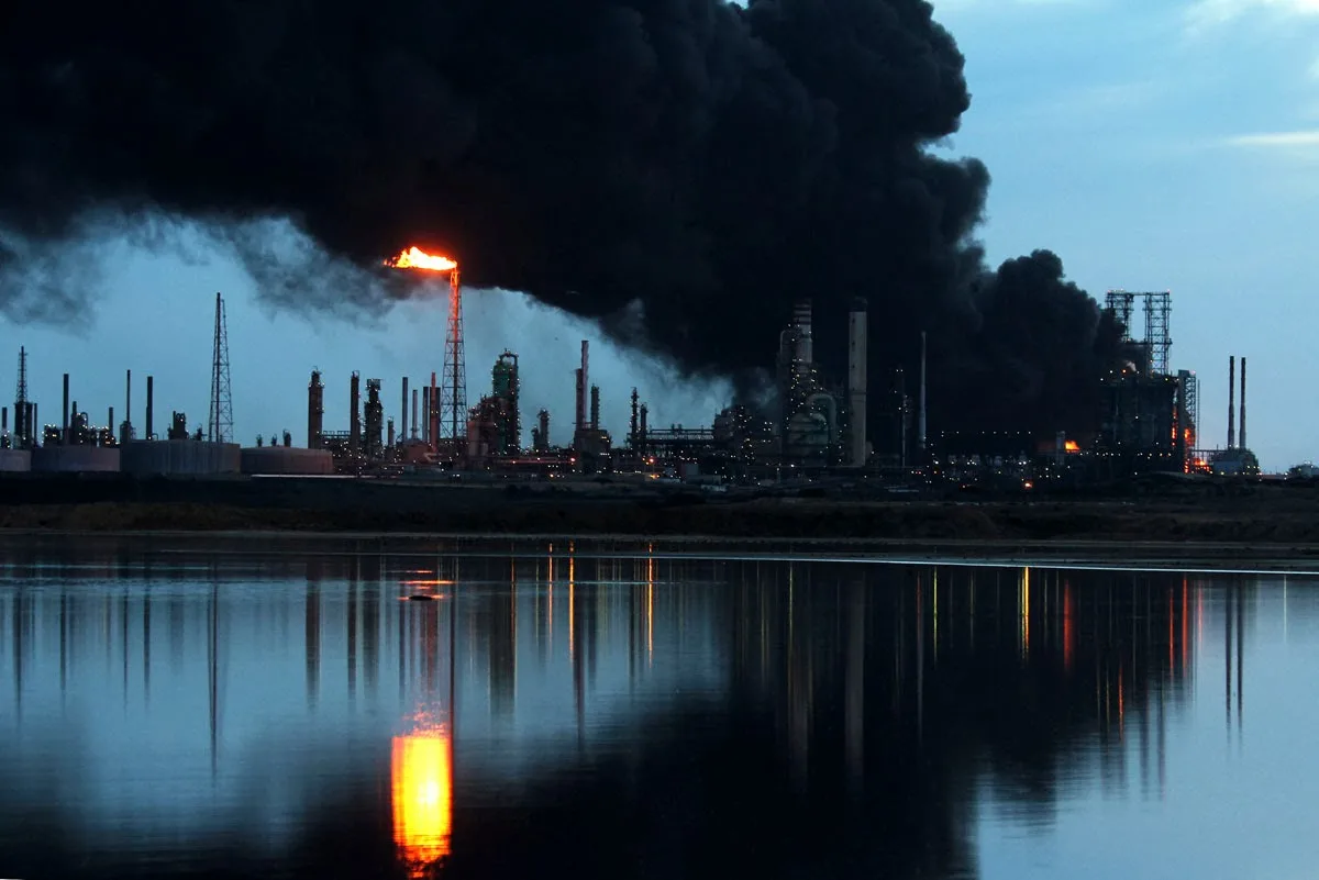 Промышленные газы в атмосфере. Промышленность и окружающая среда. Загрязнение заводами. Выбросы промышленных предприятий. Загрязнение окружающей среды промышленностью.