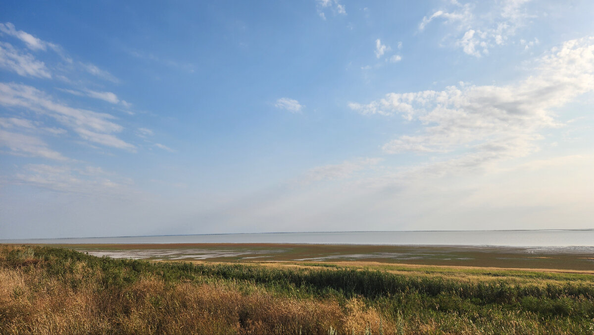 Вид на то самое Ханское озеро. В общем-то хороший вид.