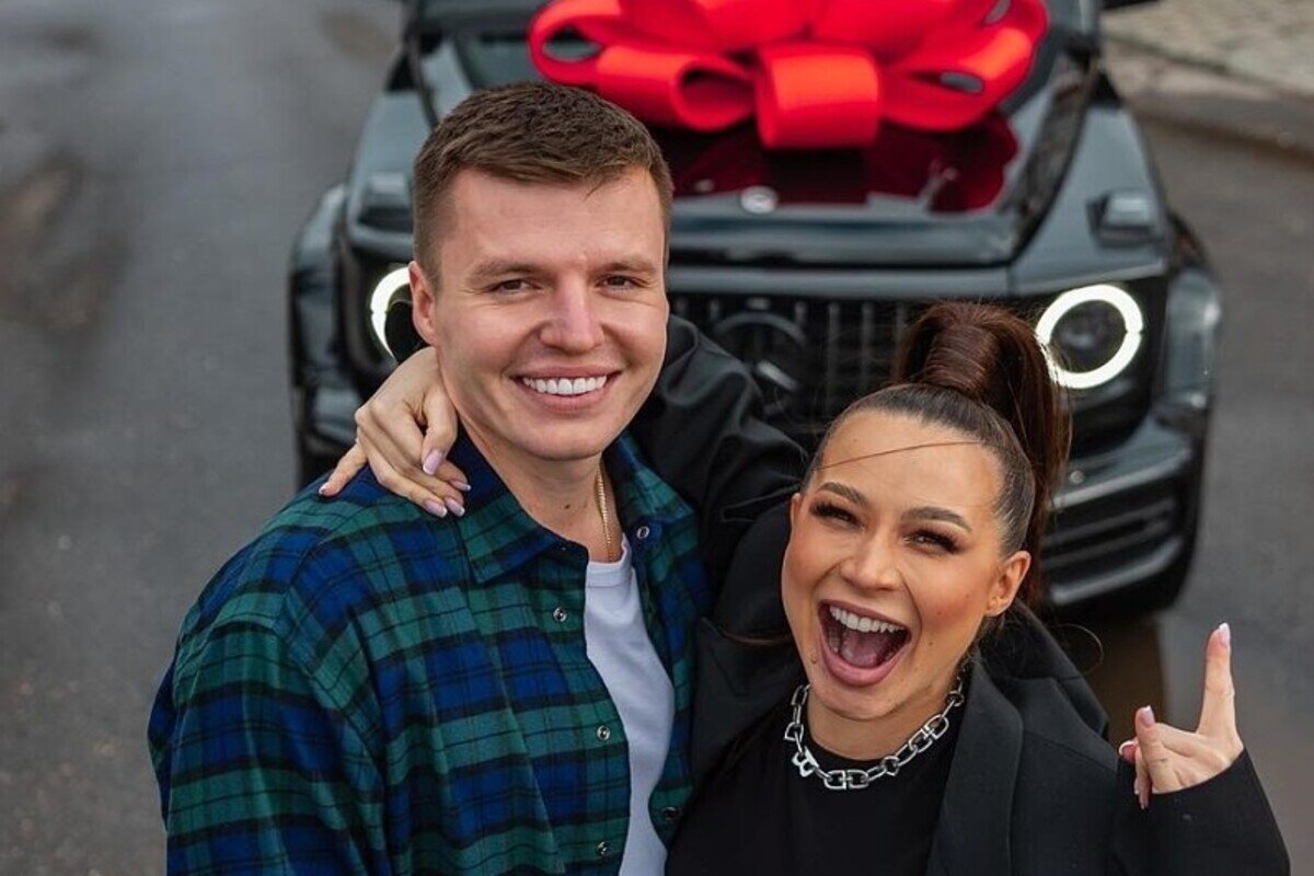 Новогодний псевдоним. Красивая девушка в новогоднем колпаке. Новогодний псевдоним. Приколы по имени и фамилии. С новым годом на разных языках.