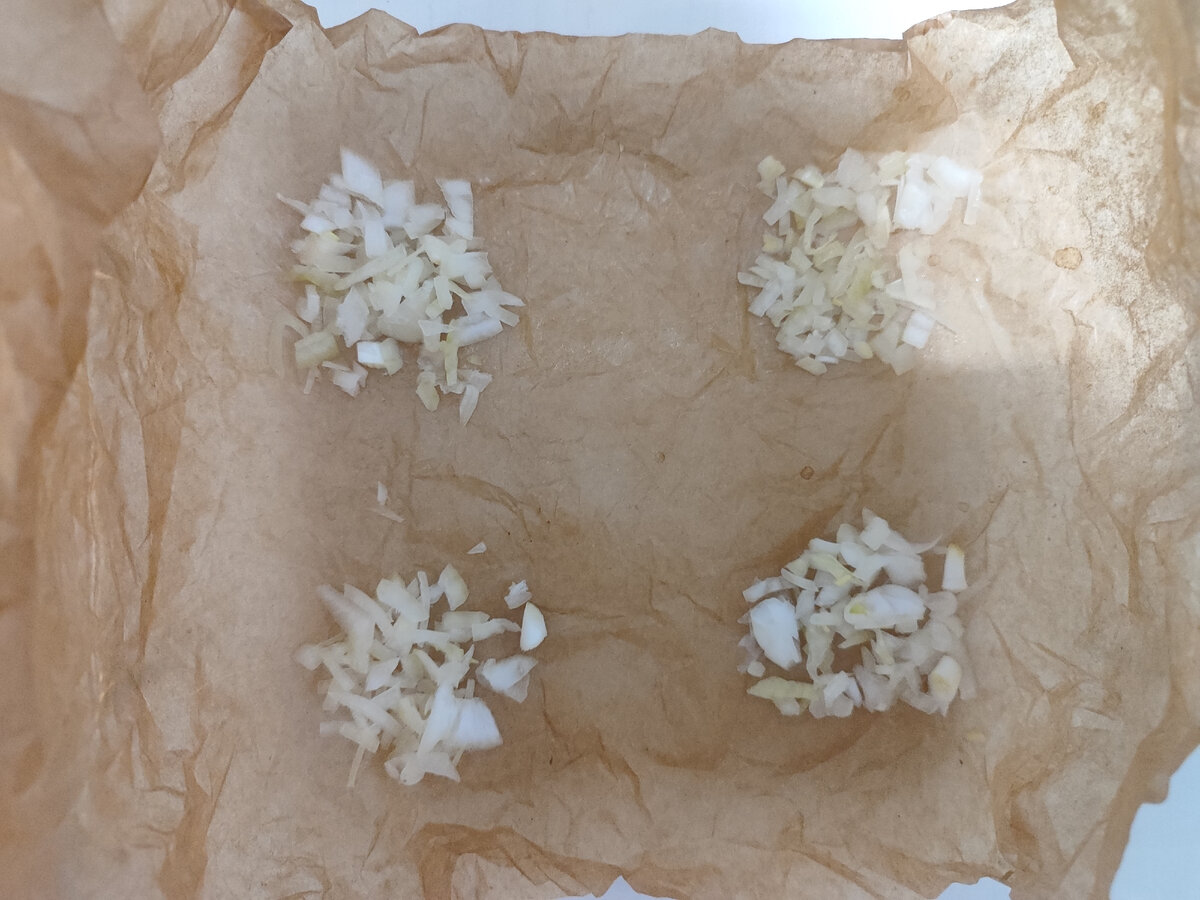 Пергамент смяла, чтобы он лучше держал форму. Выложила лук.