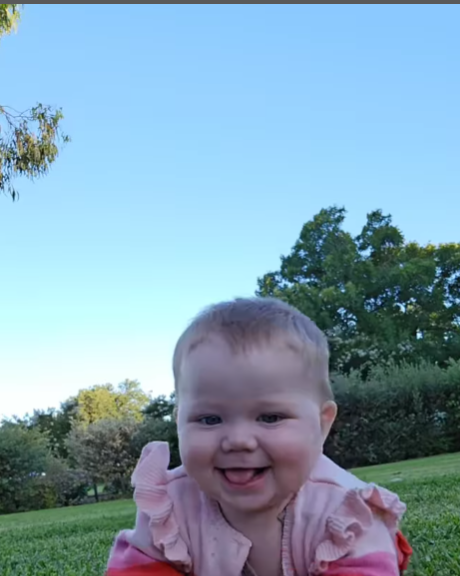 годовалый ребенок. носочки для детей. малыш ходит. игрушка для передвижения малыша. ребенок стоит.