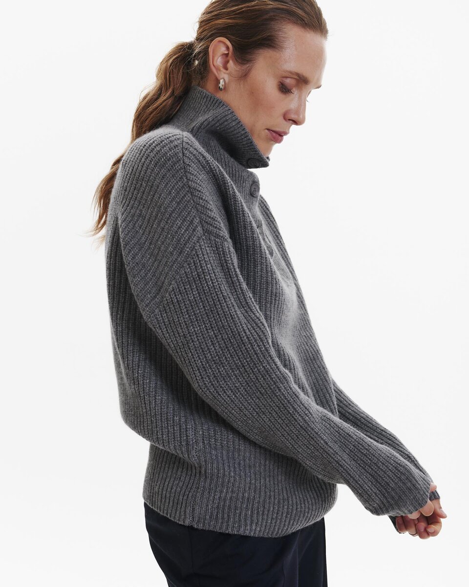    Чтобы аккуратно растянуть свитер, наденьте его сразу после стирки@mavelty