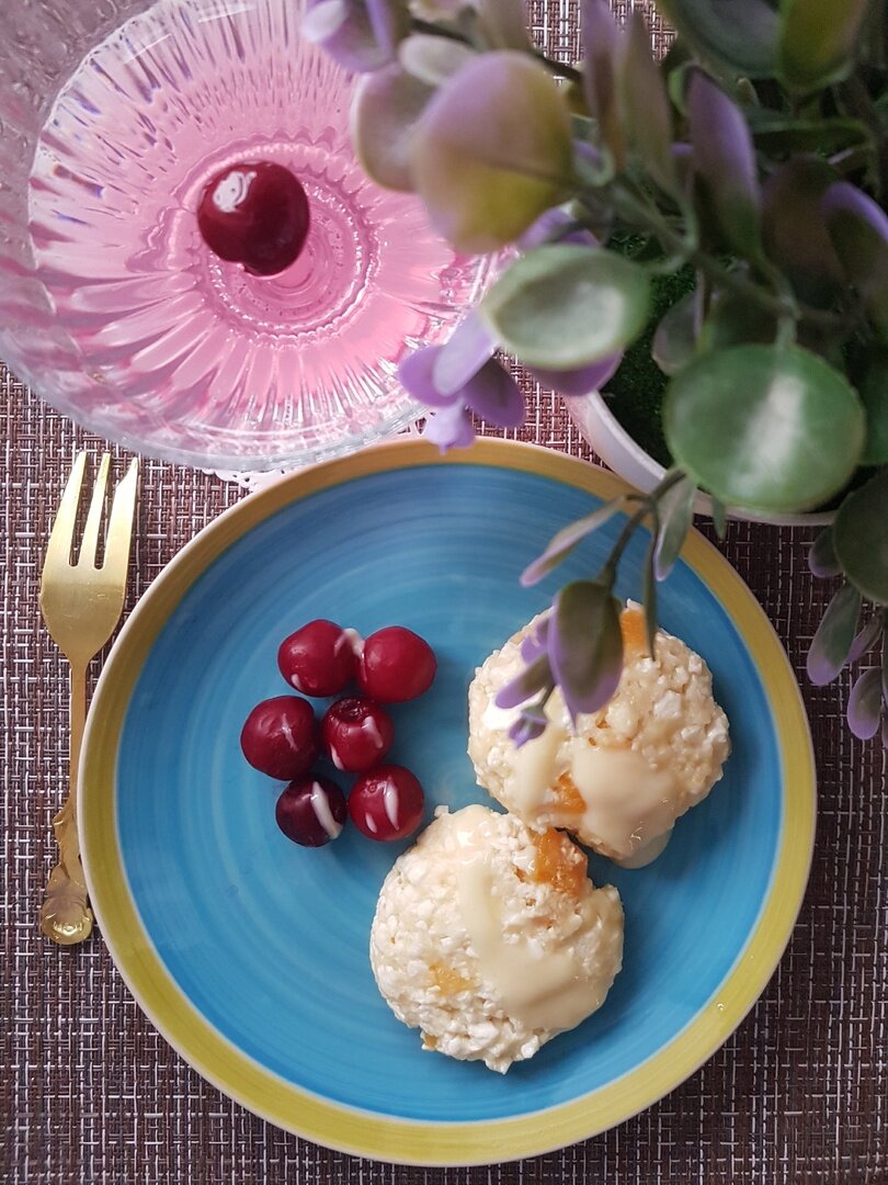 Сырники с курагой на парУ, малиновое желе, манник из банана, котлеты из трески с запеканкой из цветной капусты, салат из морковки с сыром, овсяное печенье