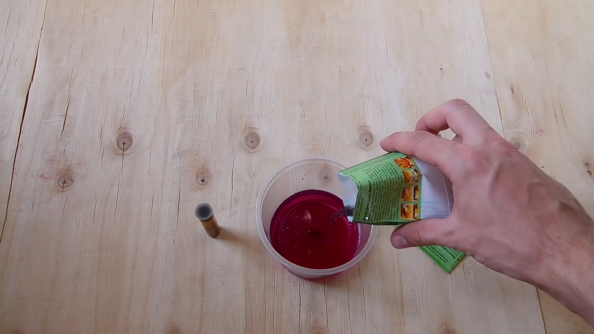 Замачиваем семена в растворе марганцовки