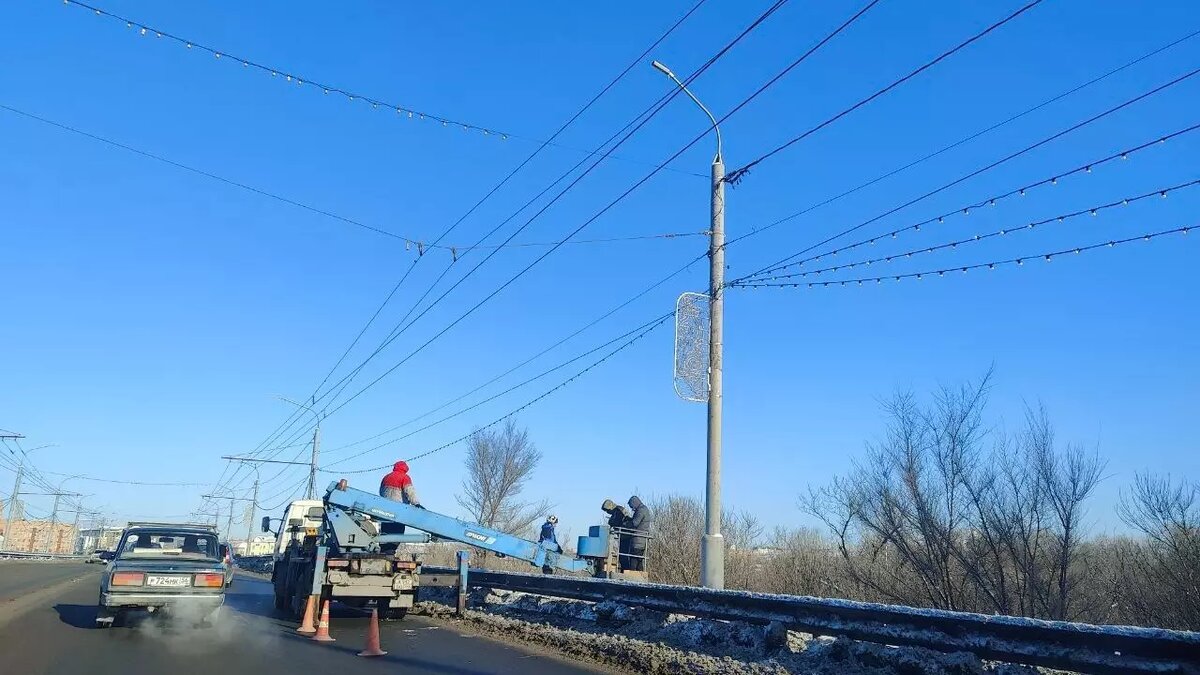 Какой стороной надо вешать. Крепление штор. Подкова в избе. Рулон туалетной бумаги рисунок. Какой стороной надо вешать.