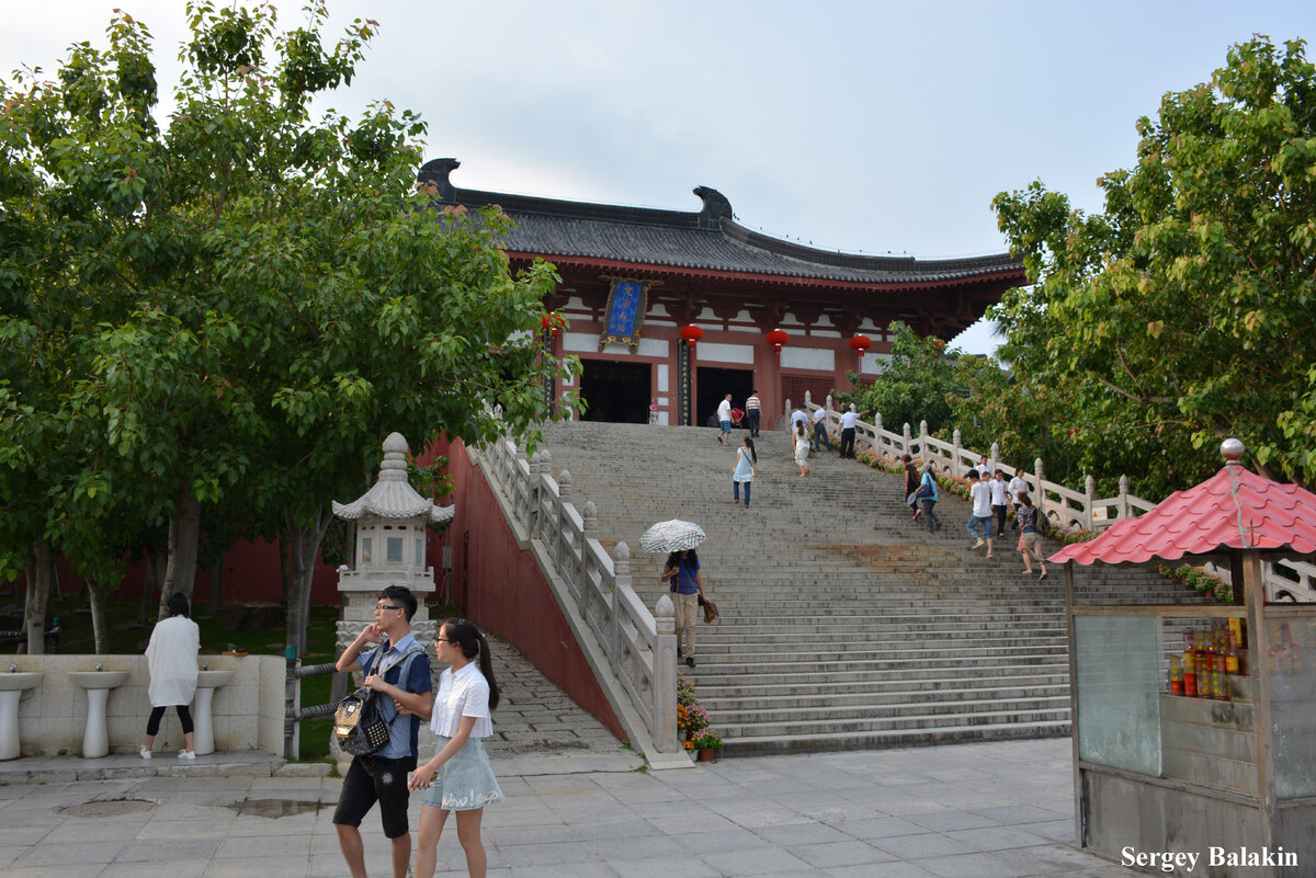 богиня гуаньинь хайнань. центр буддизма 5. богиня гуань инь хайнань. буддийский храм китай в кругу трёк ступеньчетый. статуя гуаньинь (наньшань).