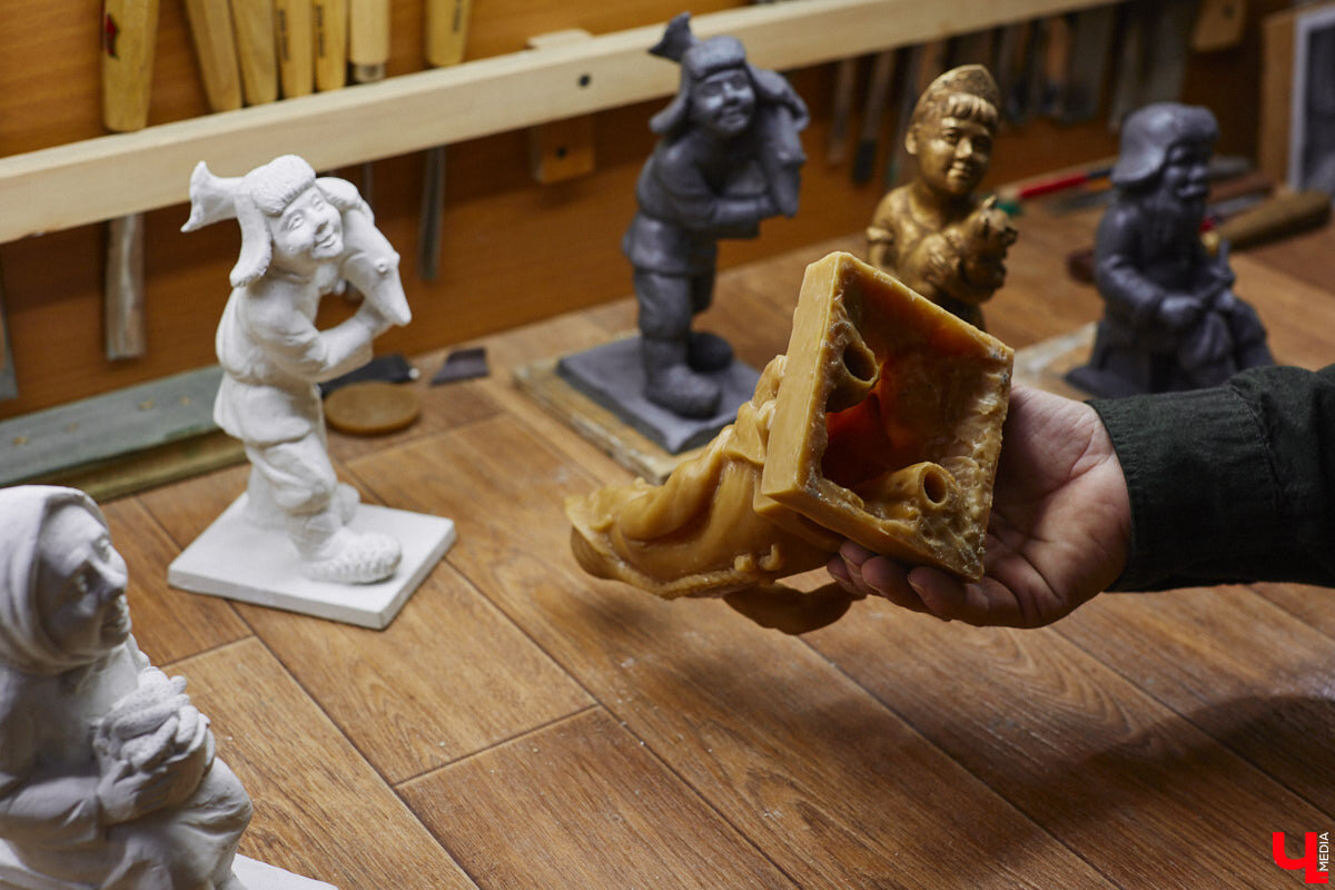 резные фигурки из дерева. небольшие фигурки из дерева. деревянные фигурки животных. деревянная фигурка медведя. маленькая фигурка из дерева.