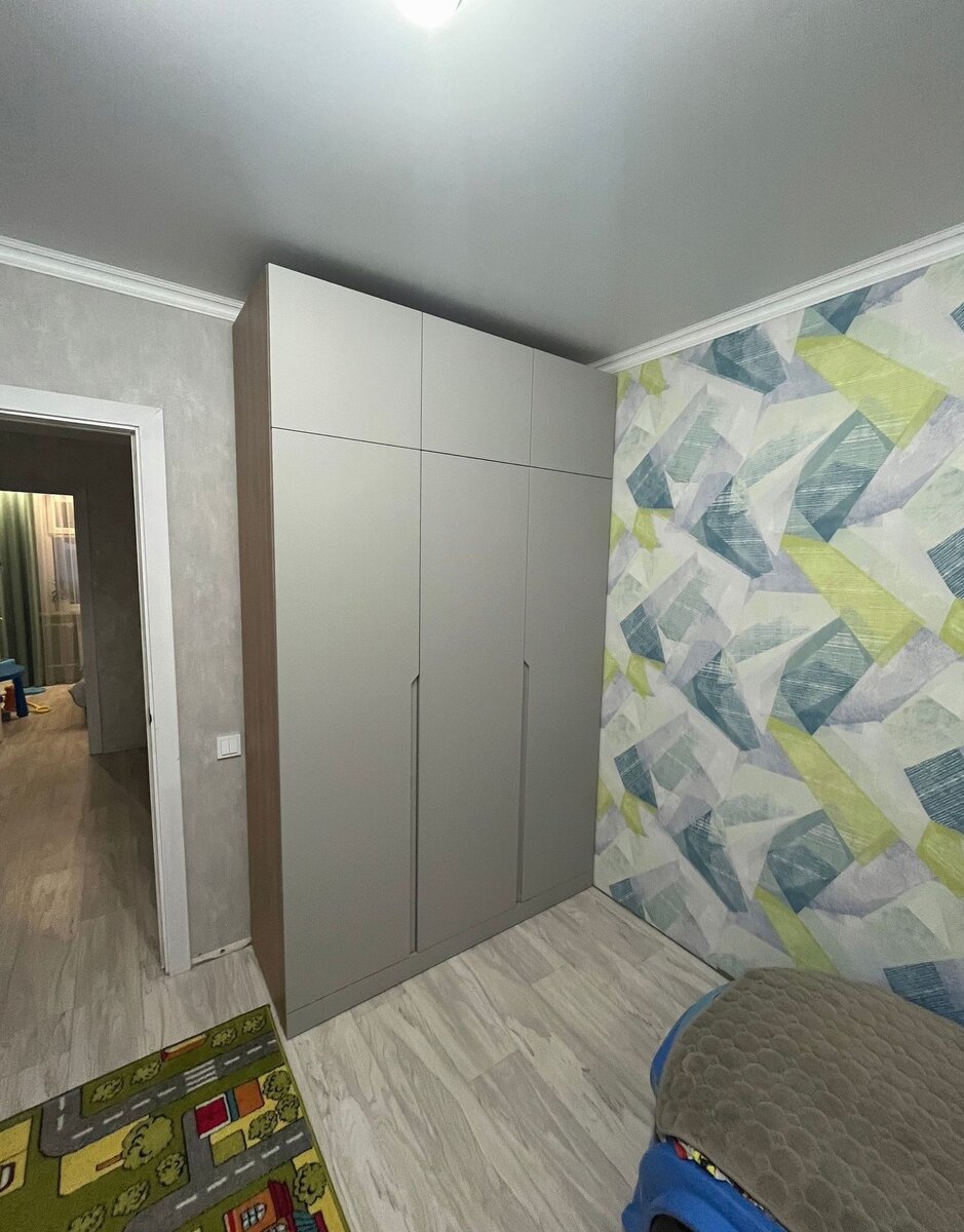 Прекрасный шкаф серый цвет МДФ в ПВХ с интеграцией ручки. Очень удобен в эксплуатации. Изготовление по индивидуальному проекту. ЛДСП byspan. Высота шкафа 2700мм. 