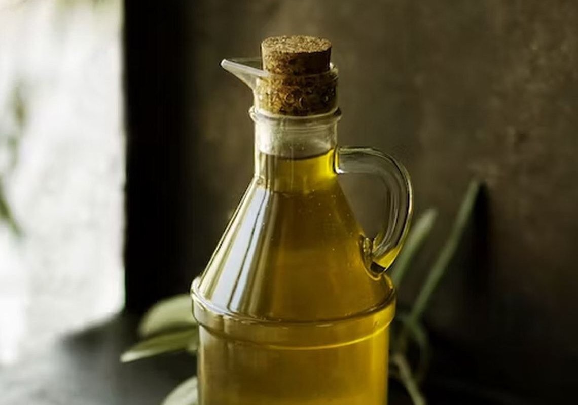По словам биолога Романа Опарина, употреблять рафинированное подсолнечное или любое другое растительное масло нужно с осторожностью.
