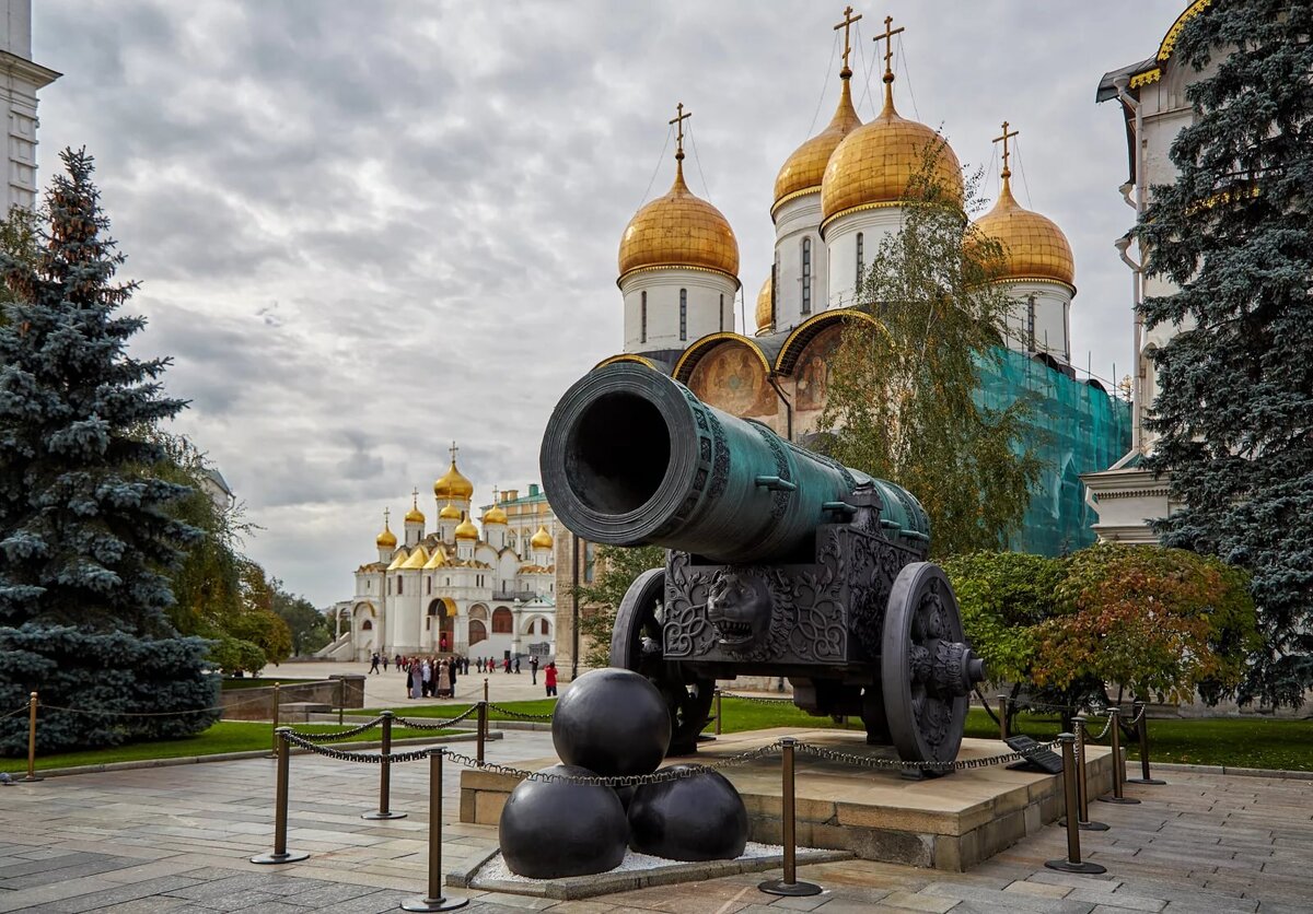 Памятник русь в москве. Москва Кремль царь пушка царь колокол. Соборная площадь Московского Кремля царь пушка. Памятники Москвы царь пушка царь колокол. Достопримечательности Московского Кремля царь пушка.