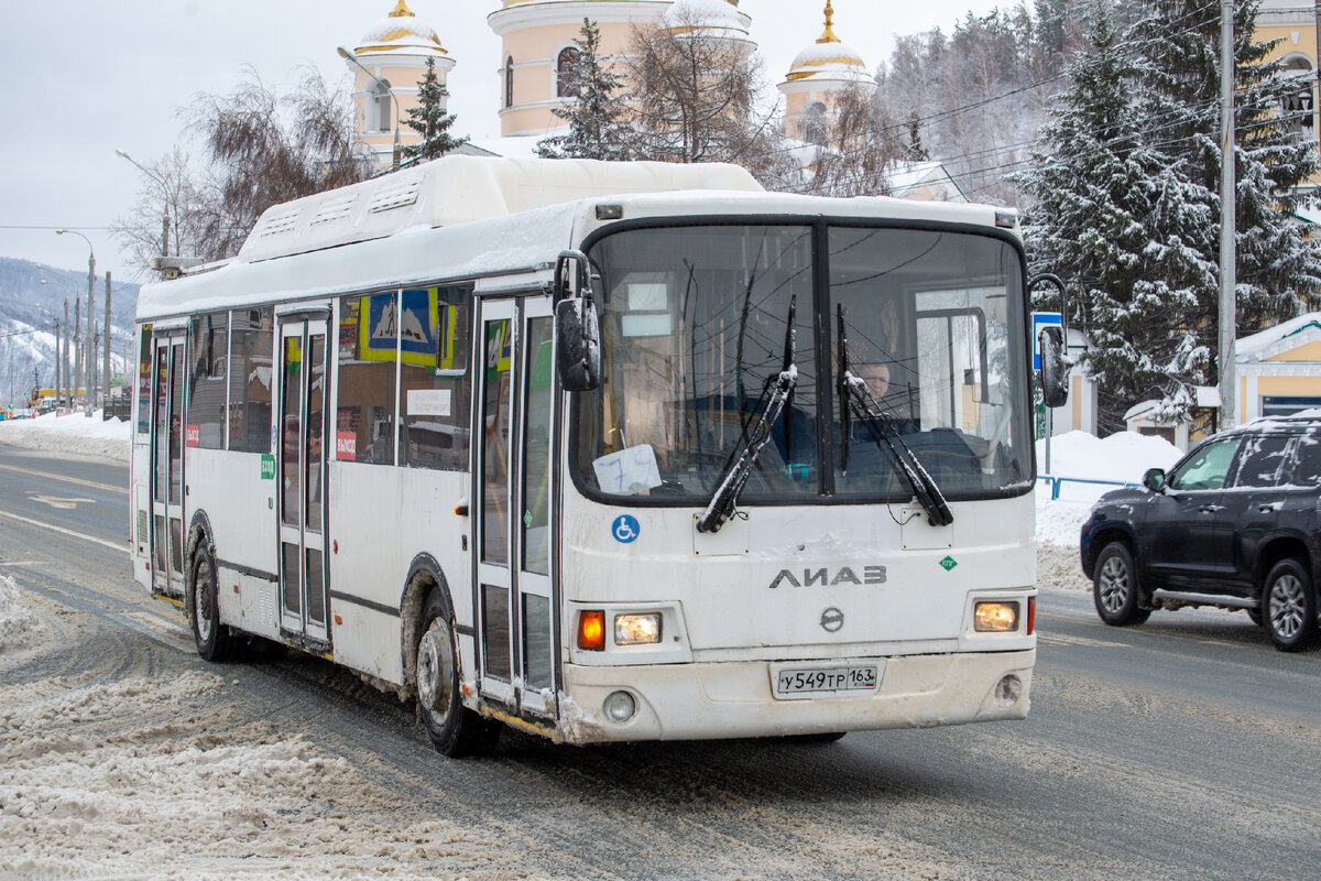Автобус 79 маршрута у остановки "Посёлок Волжский"
