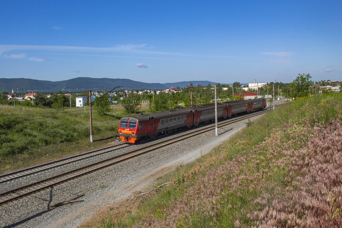 Электричка на фоне Жигулёвских гор в том же посёлке. Слева видно колокольню Храма Рождества Христова