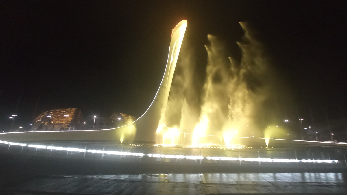 Каждый вечер с 18:00 до 19:00 в Олимпийском парке Сочи проходит прекрасное шоу свето-музыкального фонтана. Наследие Олимпиады 2014 и это стоит посмотреть!  Каждый день недели - новая программа.