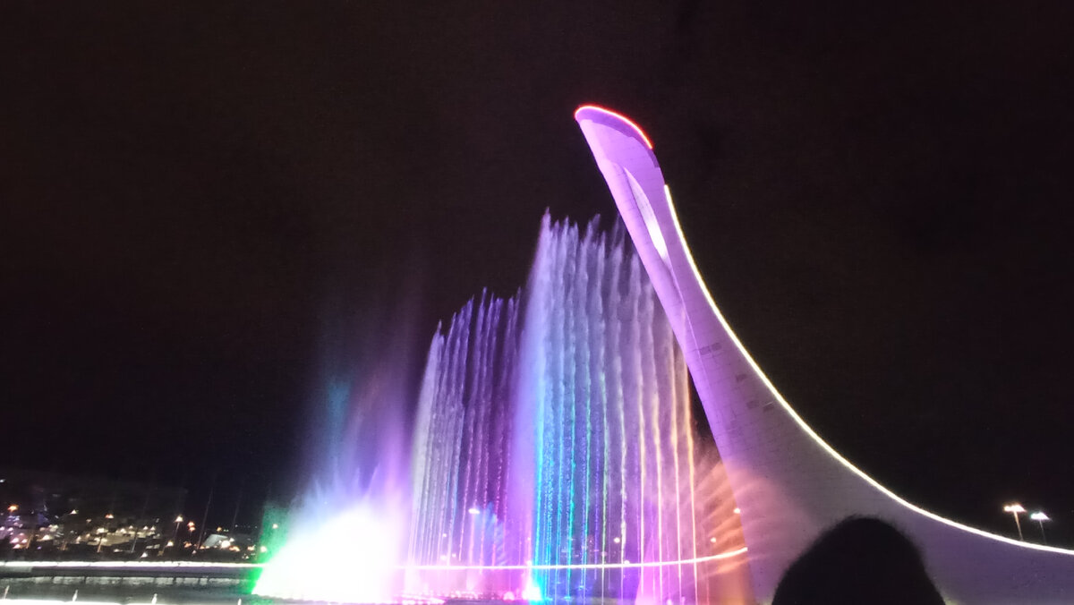 Каждый вечер с 18:00 до 19:00 в Олимпийском парке Сочи проходит прекрасное шоу свето-музыкального фонтана. Наследие Олимпиады 2014 и это стоит посмотреть!  Каждый день недели - новая программа.-2