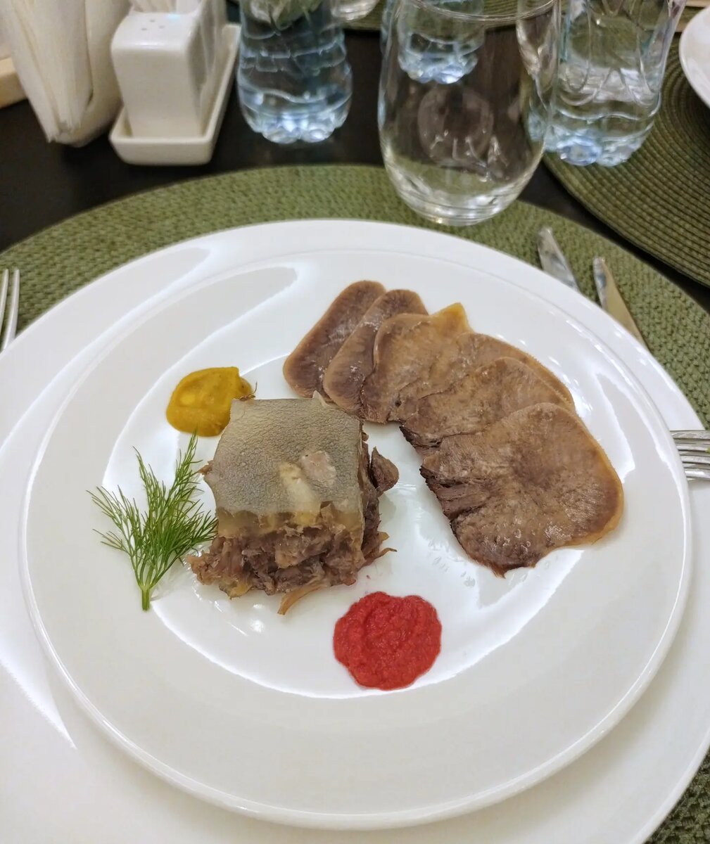 Дегустация экзотических блюд. Комплексный обед. Блюда 1 курса. Красивый повар. Фон еда.