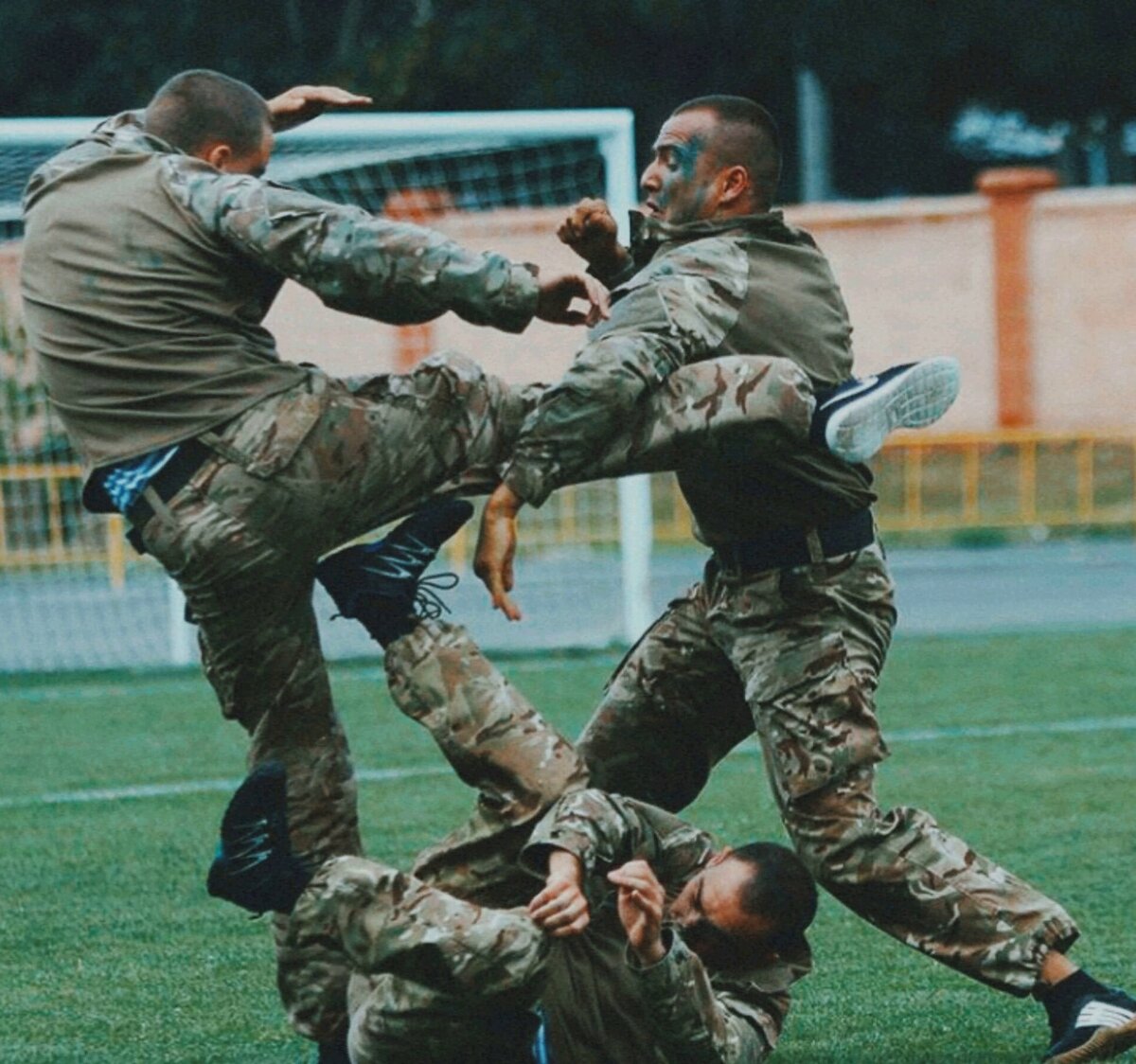 как защищаться битой. человек с бейсбольной битой референс. как защищаться битой. как защищаться битой.