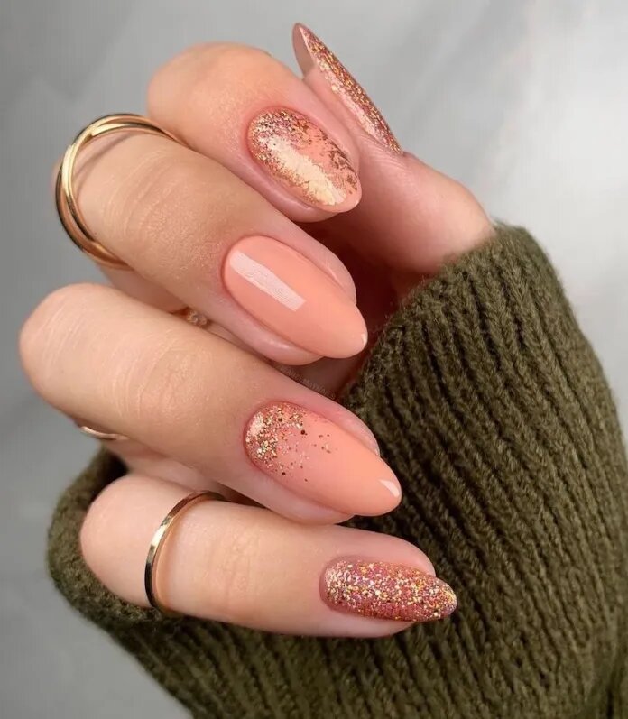 ногти со стразами. маникюр. красивые гелевые ногти. маникюр на короткие ногти на юбилей. маникюр для женщины 50 лет.