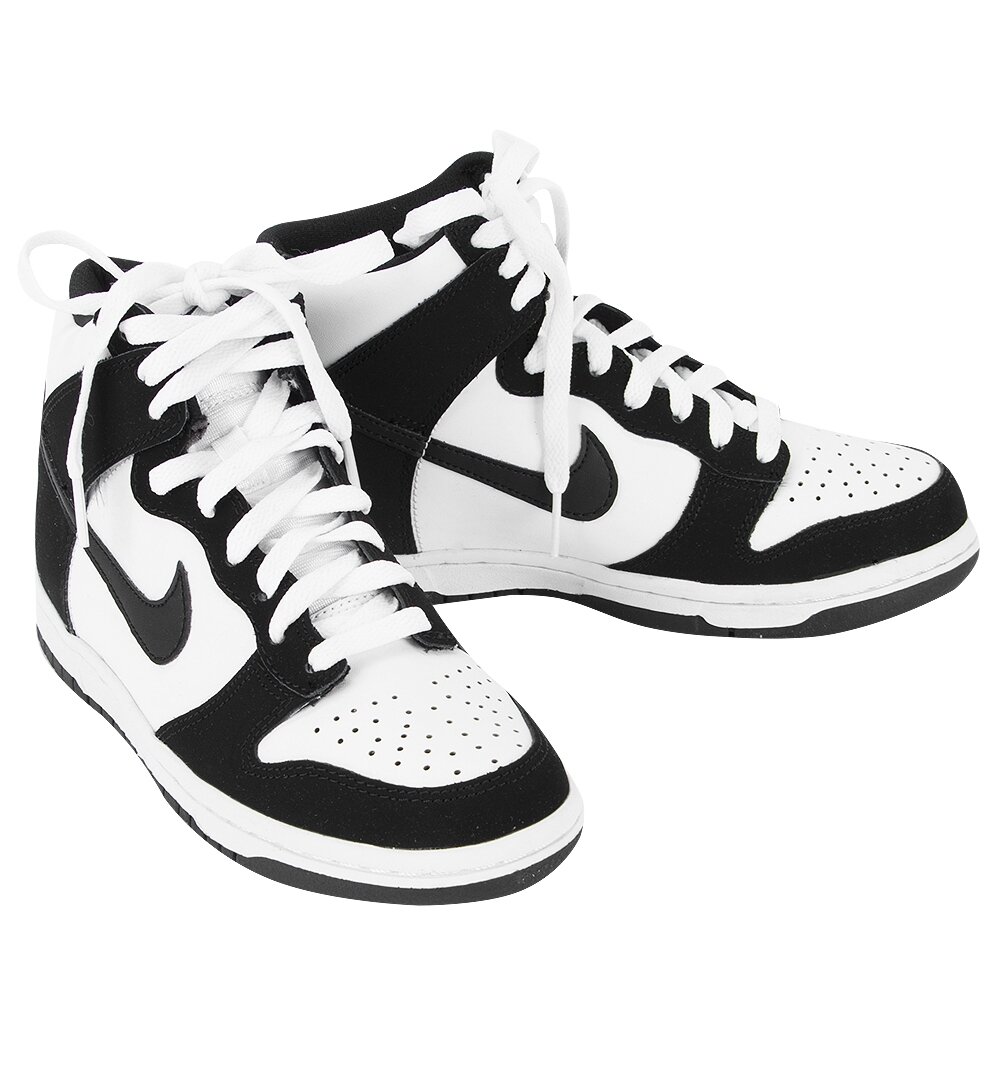 Qatoshi кроссы. Кроссовки Nike Dunk бело-черные. Найк 2021 кроссовки черно белые. Кроссы найк мужские черно белые.