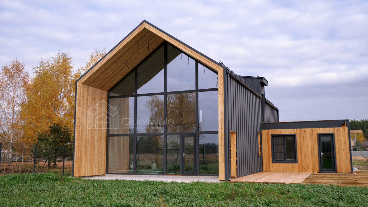 французские окна в частном доме. остекление alutech коттеджа. дом с красивыми окнами. остекление коттеджей. окна для загородного дома.