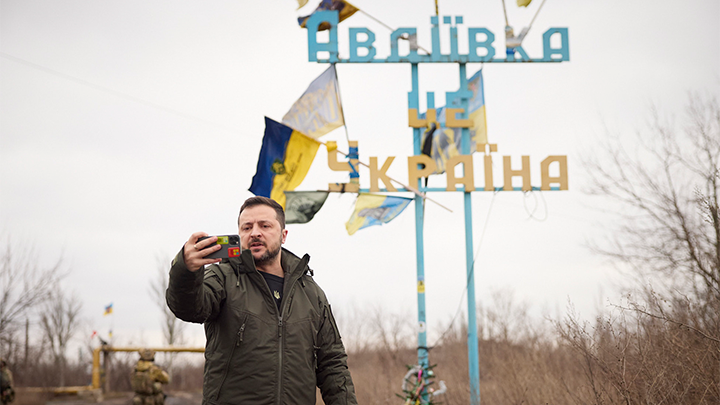 НЕДАВНО ПОСЕЩАВШИЙ АВДЕЕВКУ ПРЕЗИДЕНТ СТРАНЫ ВЛАДИМИР ЗЕЛЕНСКИЙ ОБЕЩАЛ ПОДКРЕПЛЕНИЕ, НО НИКОГО НЕ ПРИСЛАЛ. ПОЭТОМУ ВИНА ЗА БУДУЩИЕ НЕУДАЧИ ВСУ И БОЛЬШИЕ ПОТЕРИ БУДЕТ ЛЕЖАТЬ ИМЕННО НА НЁМ. ФОТО: PRESIDENTIAL PRESS SERVICE/GLOBALLOOKPRES