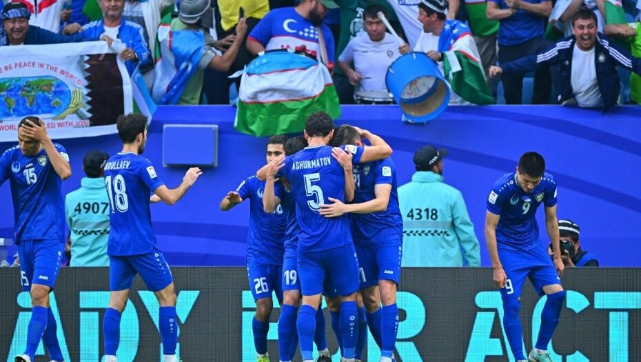 Футболисты сборной Узбекистана празднуют ответный мяч в ворота команды Австралии