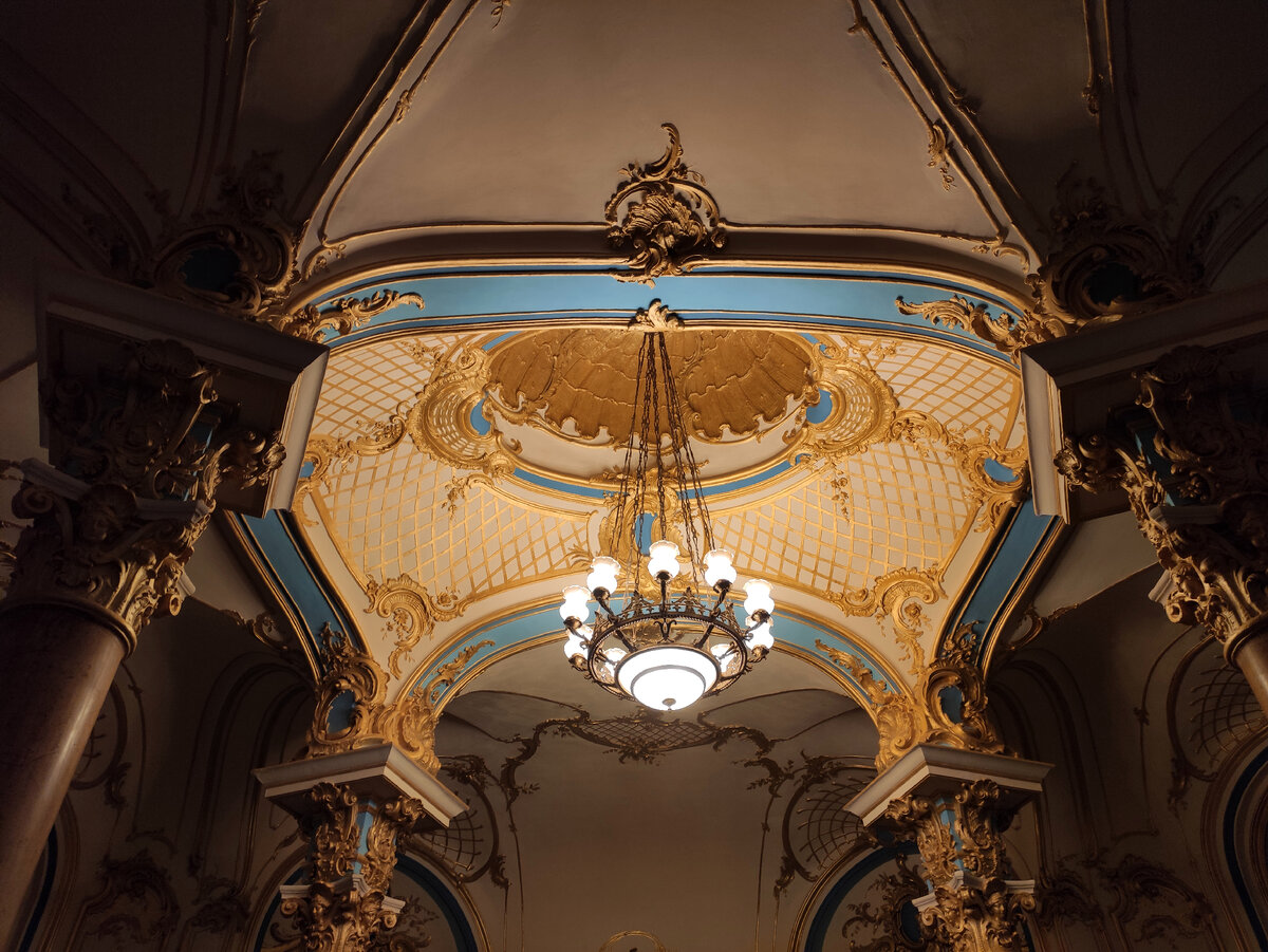 Потолок вестибюля пятидесятикопеечного мужского отделения. Фото автора стать