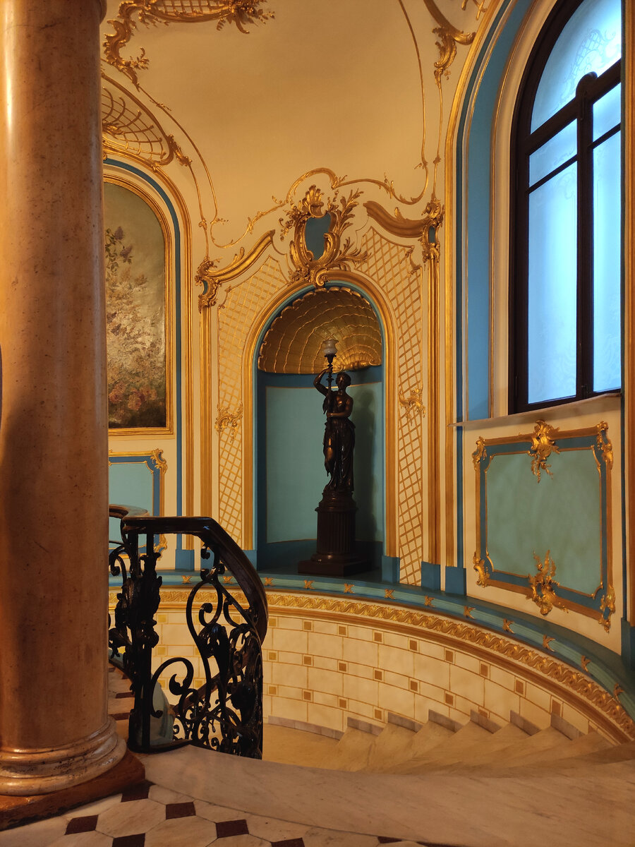 Пятидесятикопеечное мужское отделение, второй этаж. Одна из закругляющихся лестниц. Фото автора статьи