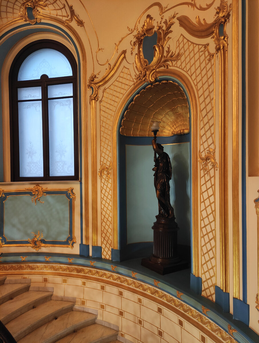 Лестница, ведущая из вестибюля на второй этаж. Пятидесятикопеечное мужское отделение. Фото автора статьи