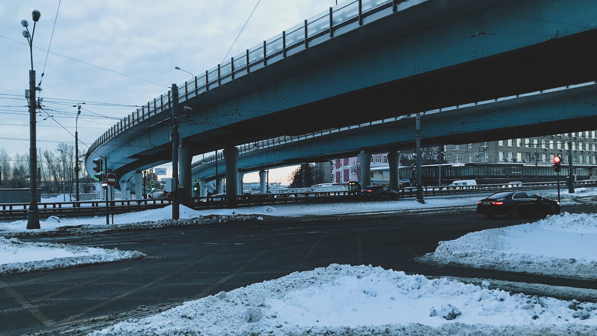 день пешком на работу. «10 тысяч шагов к жизни» 2021. пешком на работу. походка на работу. мужчина идет по улице.