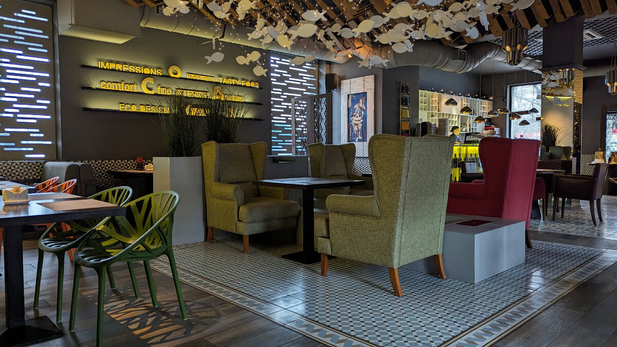 блюда в ресторане. объявление уважаемые посетители. еда в ресторане. девушка ужинает в ресторане. можно ли в ресторан со своей едой.