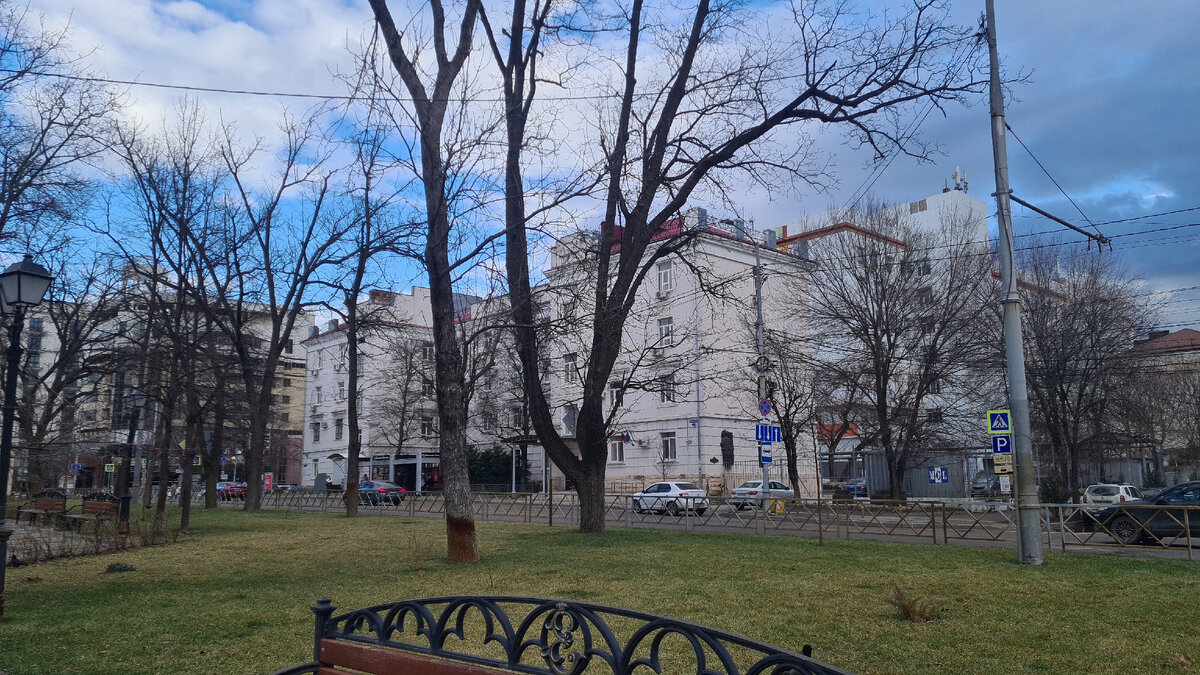 Всем привет! Приехали в Краснодар, чтобы проведать дочку. Погода прекрасная, тепло, солнечно, только ветрено. Это было 19 января. Довольно неплохо для такого северного города.-2