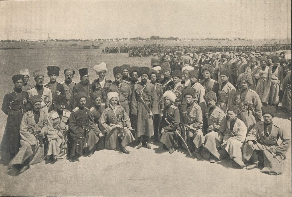  Царь Николай II среди офицеров-пластунов. 1915 г.