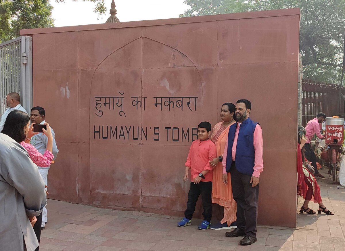 У входа в Humayun’s Tomb (Мавзолей Хамаюна)