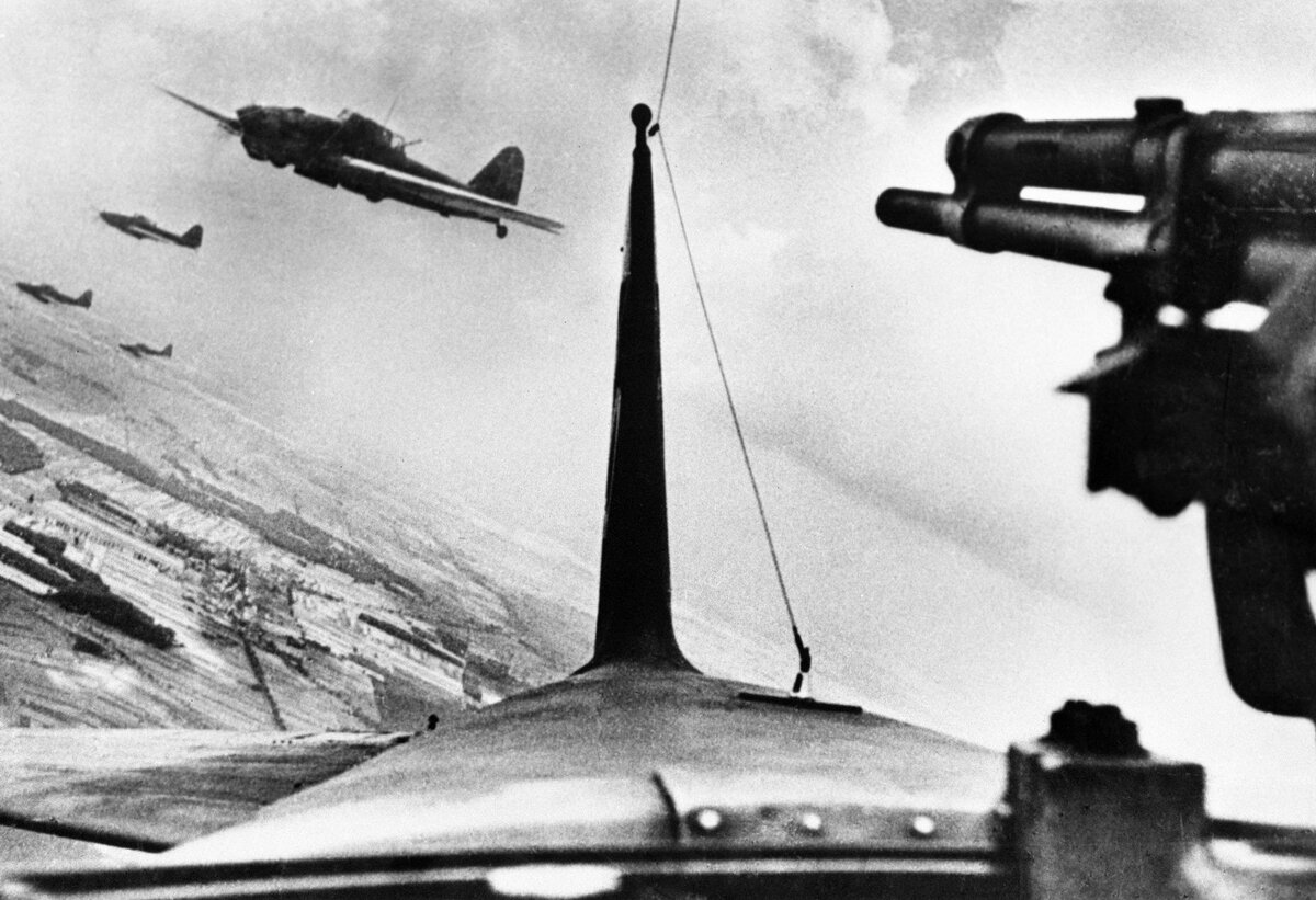 Рокот авиации, — идут наши самолеты: пять «илов», два истребителя ...