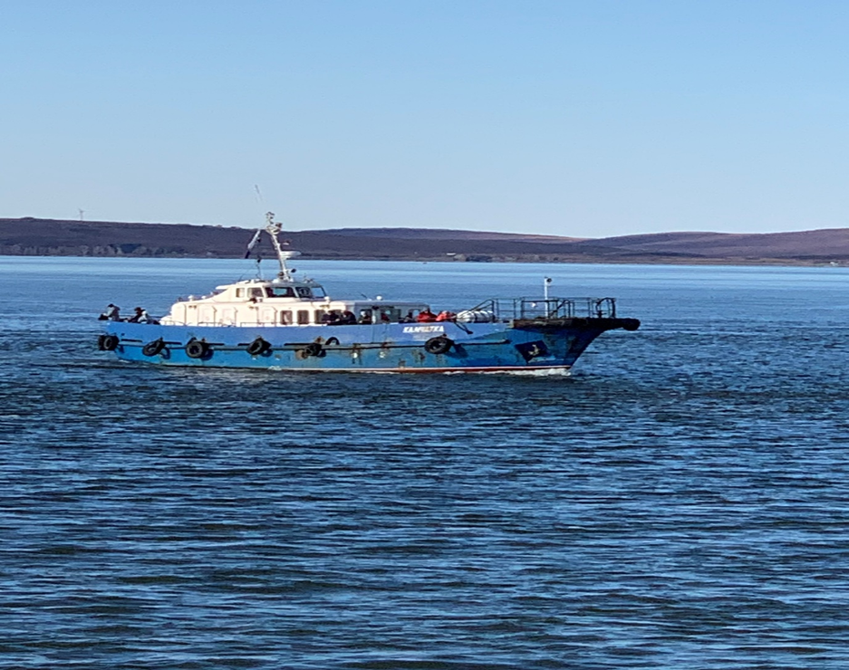 Катер курсирует из Анадыря до причала в аэропорт. Фото из личного архива автора