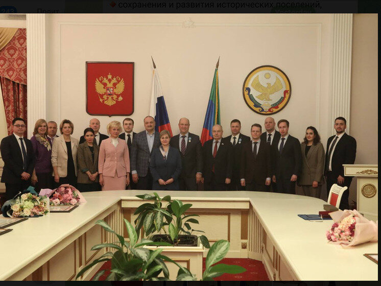 Правительство рф совет федерации парламент. Сенаторы представляют российскую федерацию. Совет федерации члены совета федерации россии (с 2000). Член совета федерации сенатор. Совет федерации федерального собрания рф сенаторов.