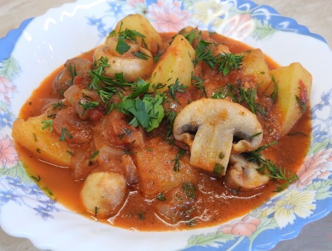 Азу по-татарски с солеными огурцами. Азу по-татарски с солеными огурцами. Татарское азу. Рецепт тушеной картошки с огурцами. Азу по-татарски из говядины.