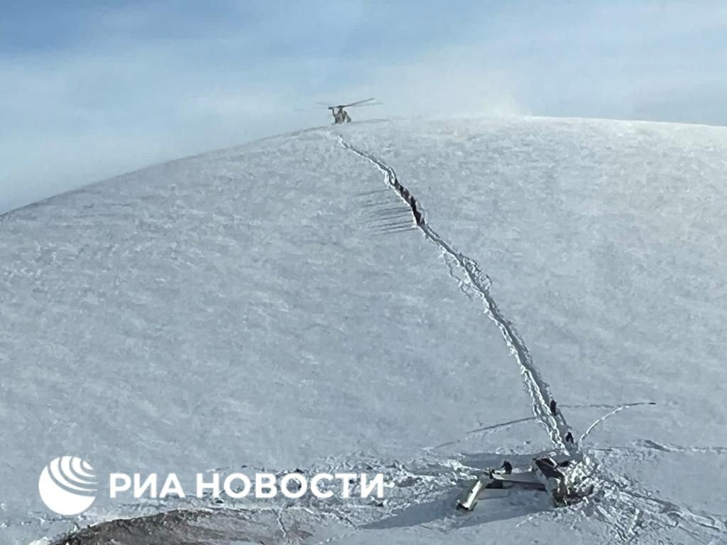 На фото: место крушения самолета Falcon 10 в Афганистане