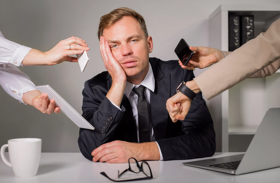 Моргание глазами. Закрытый глаз. Глаза стали чаще моргать. Человек часто моргает психология. Мимика и жесты человека.