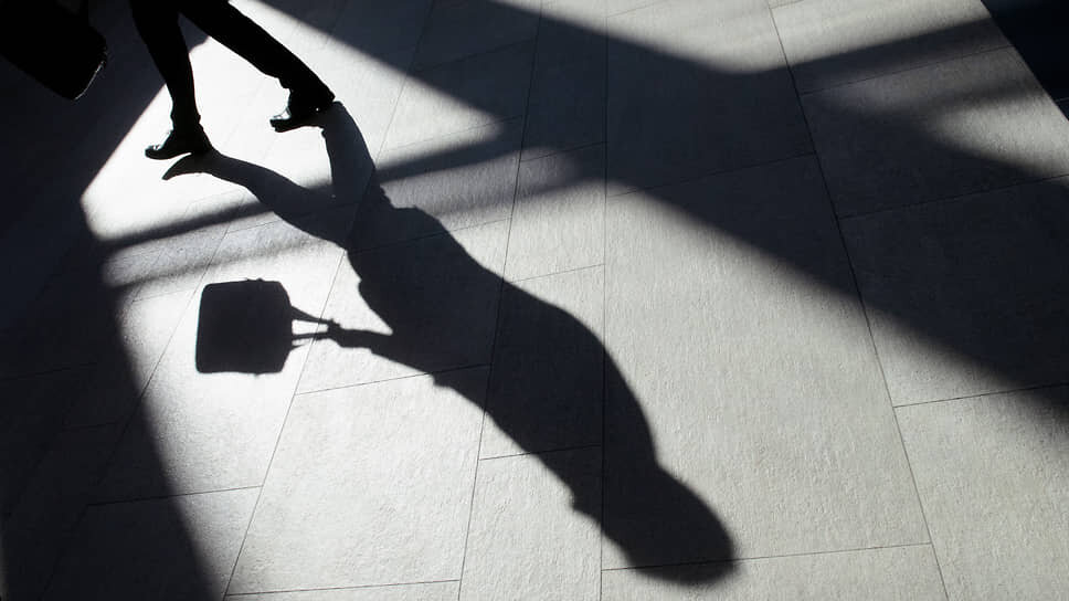 Мимо следовать. Мимо следовать. Мимо следовать. Девушка проходит мимо парня. Мимо следовать.