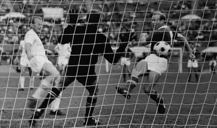 «Торпедо» - «Черноморец» (Одесса) – 1:0. У ворот гостей торпедовец Эдуард Стрельцов (в тёмном).