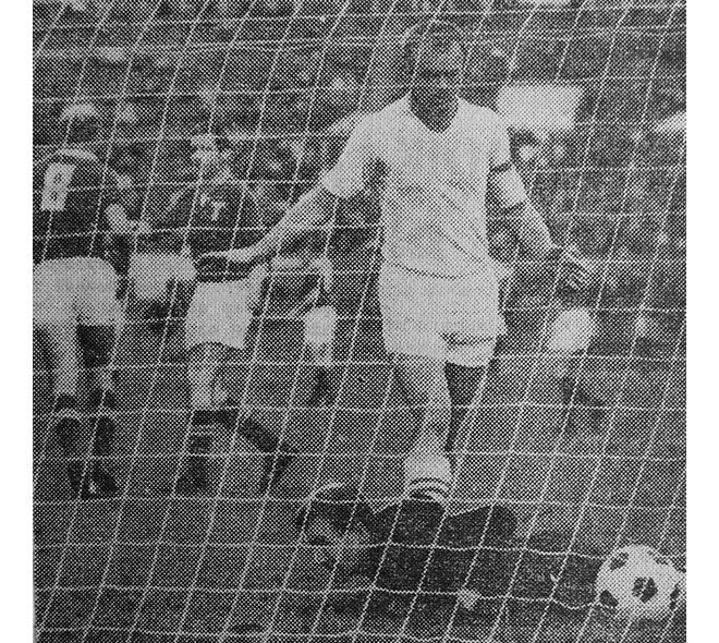«Торпедо» - «Черноморец» (Одесса) – 1:0. Только что торпедовец Эдуард Стрельцов (№8) добил мяч в ворота после своего же нереализованного пенальти. Его поздравляет партнёр по команде Владимир Михайлов. Расстроены голкипер одесситов Георгий Городенко и капитан команды Юрий Заболотный.