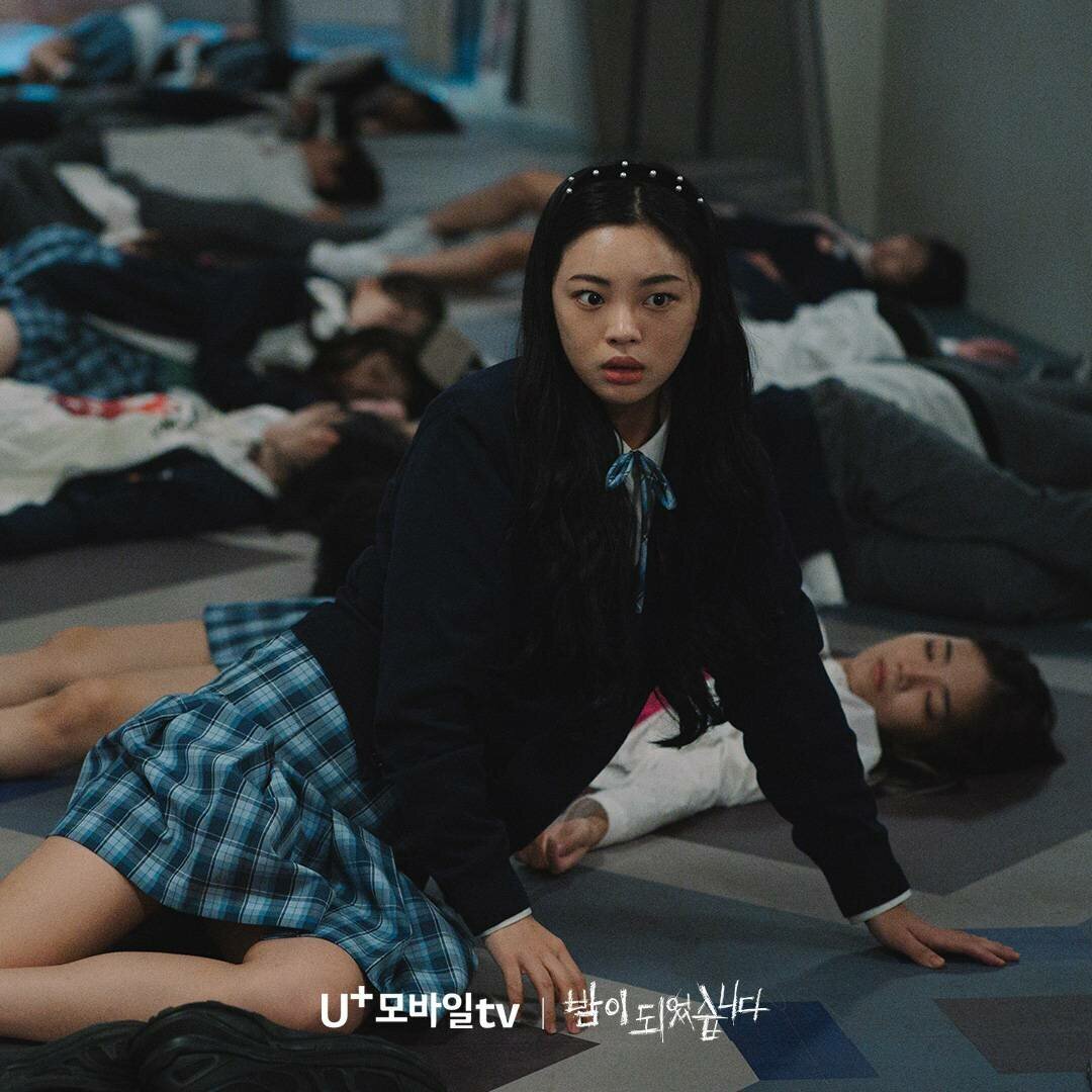 Виртуальная любовь. Виртуальное одиночество. Он всегда приходит ночью. Женщина у окна любовь страдания. Влюбленные на небесах.