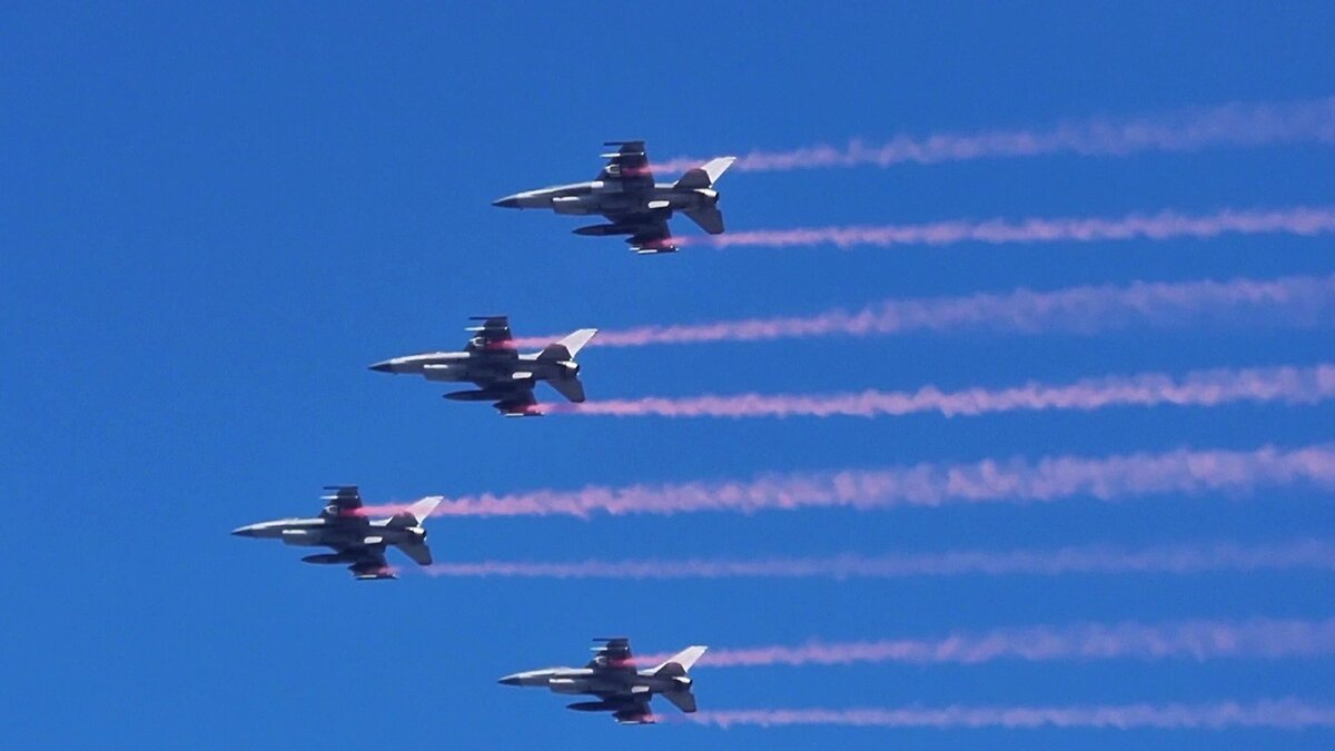    Истребители F-16 во время авиапарада© РИА Новости . Мария Диментова