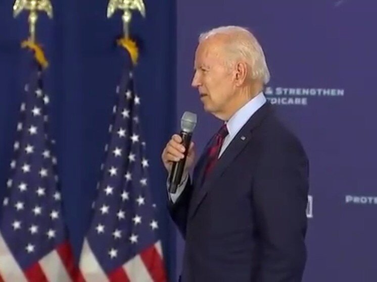 17 seventeen концерт. Путин в лужниках 2022. Элтон джон 2022. Выступление путина прервали. Флаг украины на концерте.