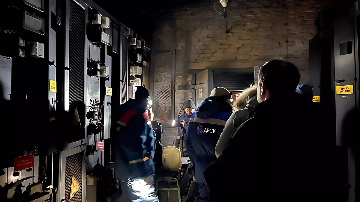     Аварийно-восстановительные работы на подстанции «Загородная» во Владивостоке, которые длились всю ночь, продолжаются. К этому часу начался запуск работы теплосетей. Об этом сообщает пресс-служба администрации города.